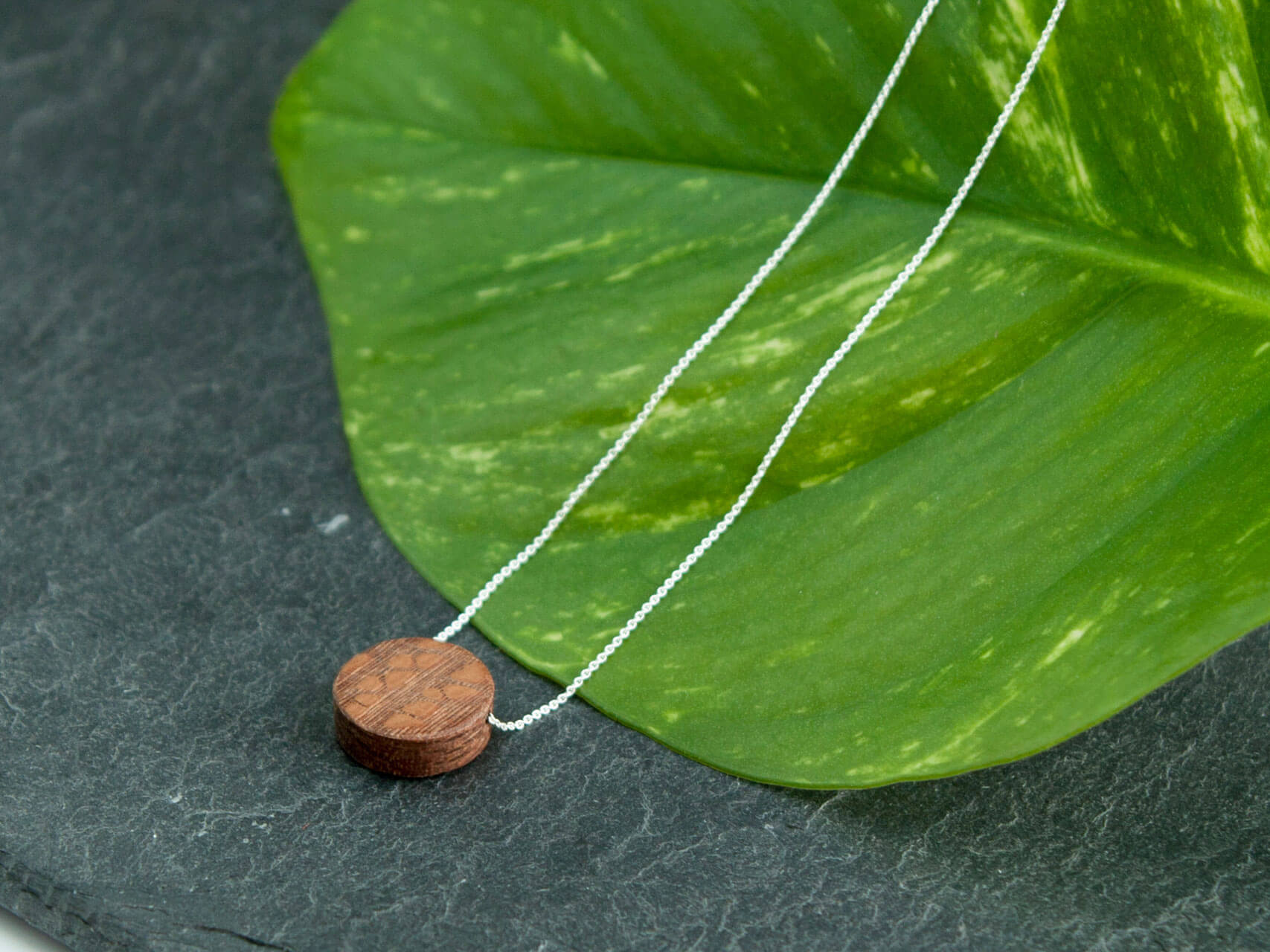 Kette 'Circle' mit Anhänger Perlholz, klein