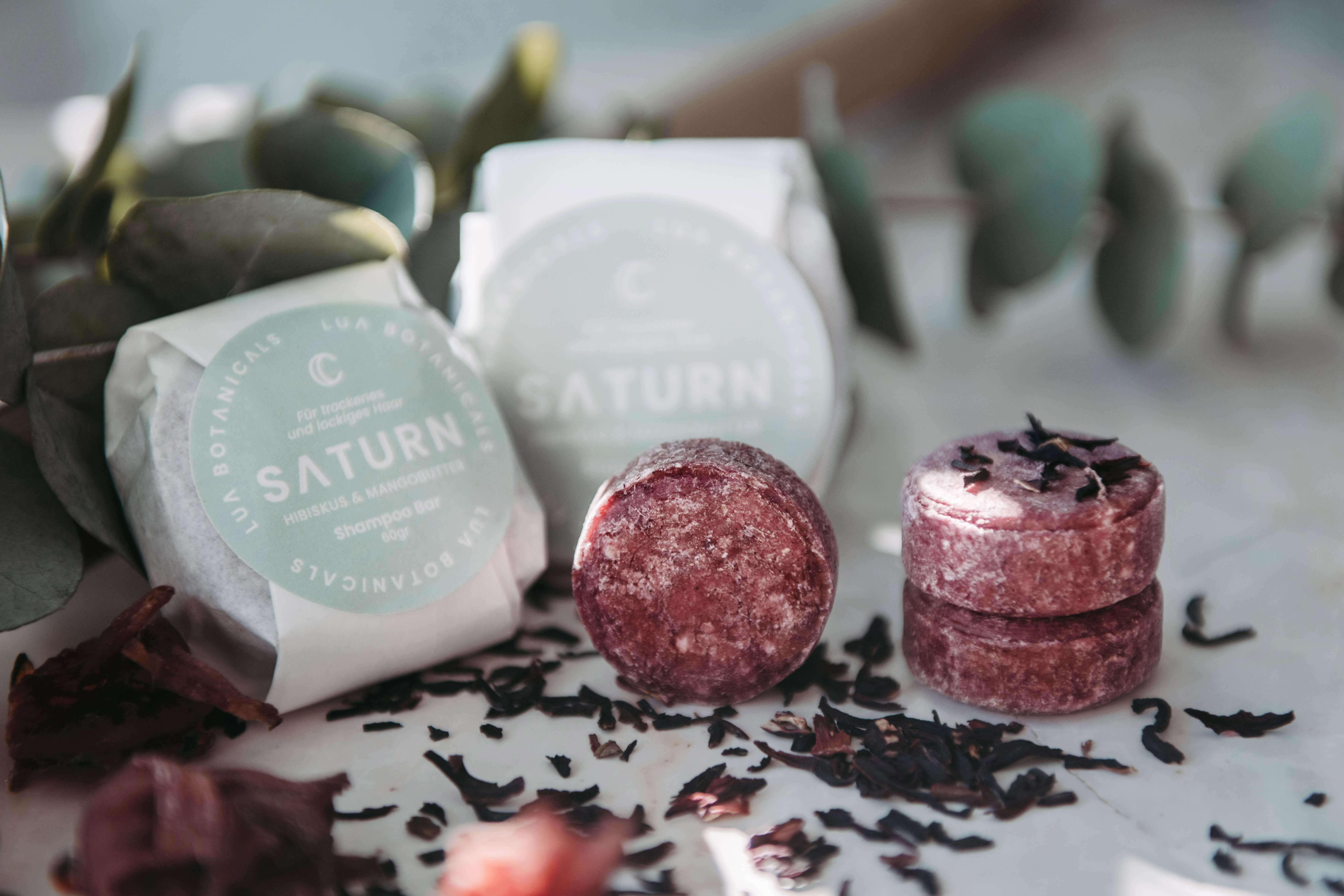 Festes Shampoo „SATURN“ für trockenes und lockiges Haar – mit Hibiskus und Mangobutter